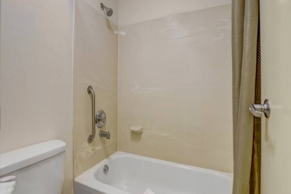 Foto van 1 tweepersoonsbed (queensize) | Roken toegestaan - Vakantiehuis in Raleigh NC - BathRoom
