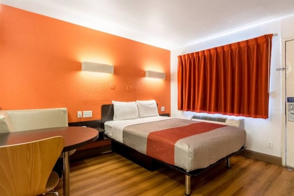 Foto van 1 Koning|Mob Acc|RI Shwr|Nsmk - Vakantiehuis in New-Orleans - BedRoom