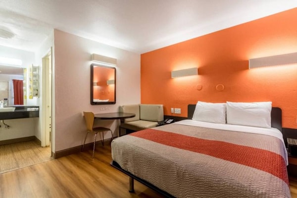 Foto van 1 Koning|Mob Acc|RI Shwr|Nsmk - Vakantiehuis in New-Orleans - BedRoom