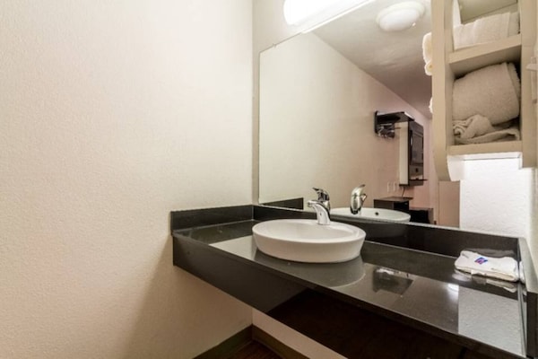 Foto van 1 Koning|Mob Acc|RI Shwr|Nsmk - Vakantiehuis in New-Orleans - BedRoom