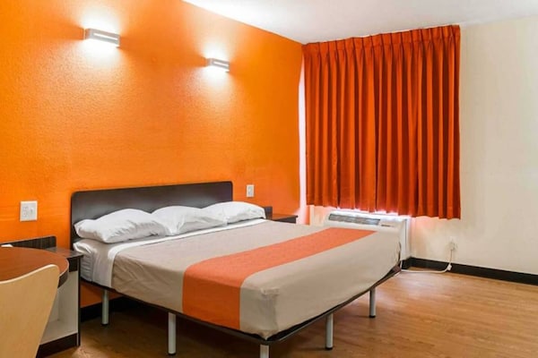 Foto van 1 Koning|Mob Acc|RI Shwr|Nsmk - Vakantiehuis in New-Orleans - BedRoom