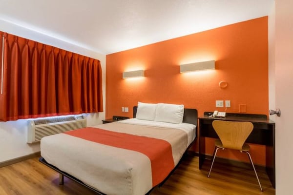 Foto van 1 Koning|Mob Acc|RI Shwr|Nsmk - Vakantiehuis in New-Orleans - BedRoom