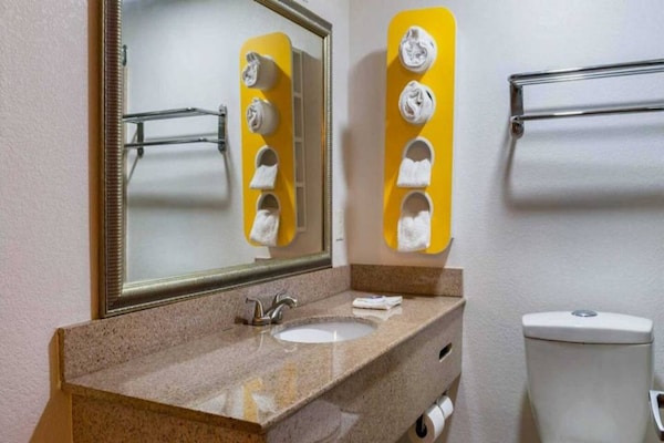 Foto van 1 Koning|Mob Acc|RI Shwr|Nsmk - Vakantiehuis in New-Orleans - BathRoom
