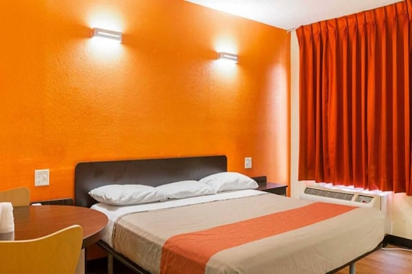 Foto van 1 Koning|Mob Acc|RI Shwr|Nsmk - Vakantiehuis in New-Orleans - BedRoom