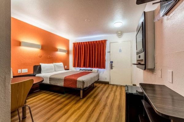 Foto van 1 Koning|Mob Acc|RI Shwr|Nsmk - Vakantiehuis in New-Orleans - BedRoom