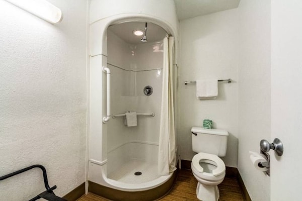 Foto van 1 Koning|Mob Acc|RI Shwr|Nsmk - Vakantiehuis in New-Orleans - BedRoom