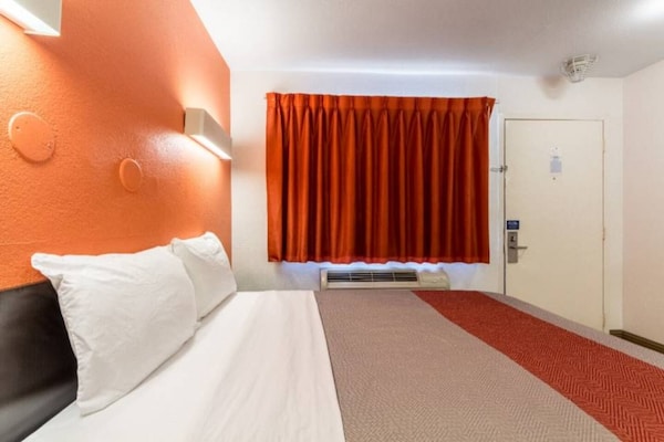 Foto van 1 Koning|Mob Acc|RI Shwr|Nsmk - Vakantiehuis in New-Orleans - BedRoom