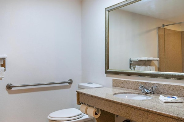 Foto van 1 kingsize bed | Rookvrij - Vakantiehuis in New-Orleans - BathRoom
