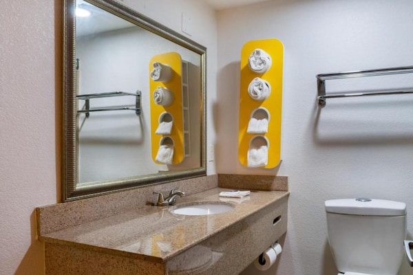 Foto van 1 kingsize bed | Rookvrij - Vakantiehuis in New-Orleans - BathRoom
