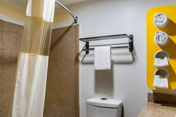 Foto van 1 kingsize bed | Rookvrij - Vakantiehuis in New-Orleans - BathRoom