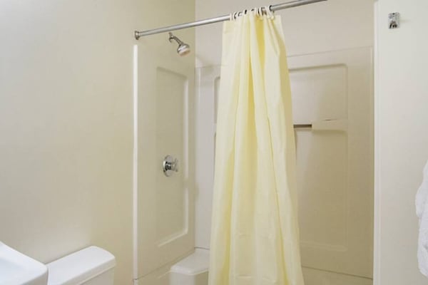 Foto van 1 tweepersoonsbed (Queensize) | Badkuip met mobiele toegang (Smk Micfridg) - Facilities