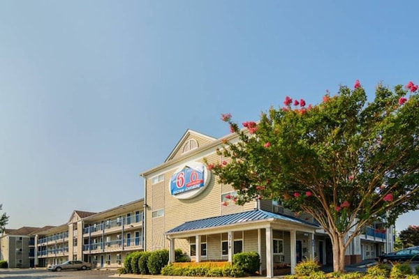Foto van 1 tweepersoonsbed (queensize) | Roken toegestaan - Vakantiehuis in Fayetteville - ExteriorSummer