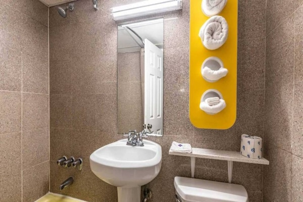 Foto van 1 tweepersoonsbed (queensize) | Roken toegestaan - Vakantiehuis in Elmsford - BathRoom