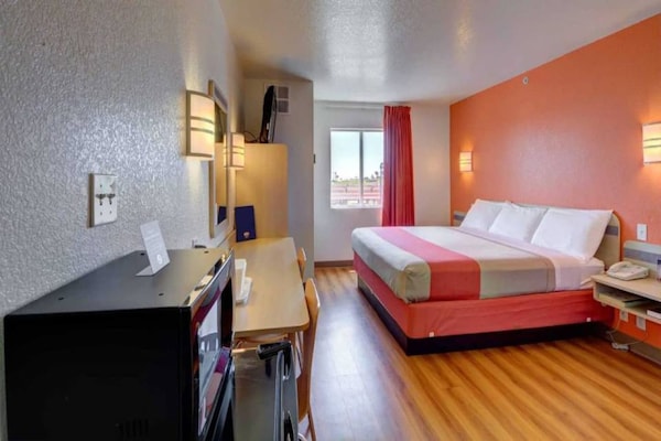 Foto van 1 kingsize bed | Mobiliteit | Badkuip, NSMK - Vakantiehuis in El Reno - BedRoom