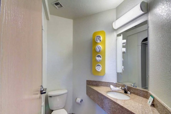 Foto van 1 kingsize bed | Roken toegestaan - Vakantiehuis in El Reno - BathRoom