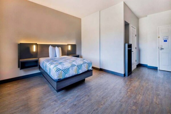 Foto van 1 kingsize bed | Rookvrij, koelkast - Vakantiehuis in Norman - BedRoom