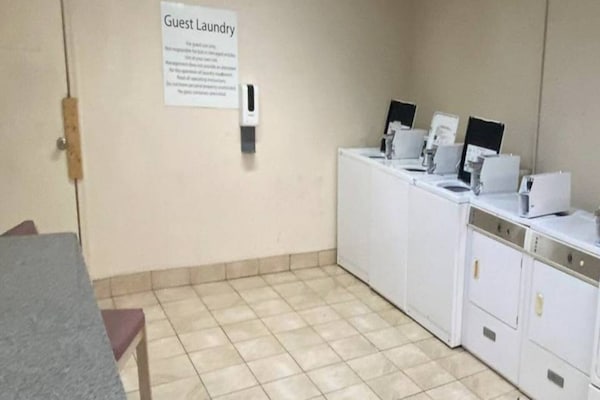 Foto van 1 kingsize bed | Badkuip met mobiel Nsmk Micfridg - Vakantiehuis in Oklahoma City OK - Facilities