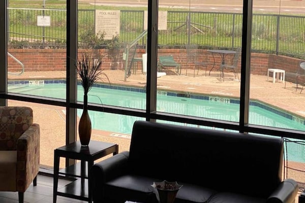Foto van 1 kingsize bed | Badkuip met mobiel Nsmk Micfridg - Vakantiehuis in Oklahoma City OK - Pool
