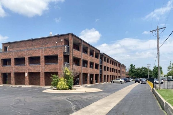Foto van 1 kingsize bed | Badkuip met mobiel Nsmk Micfridg - Vakantiehuis in Oklahoma City OK - ExteriorSummer