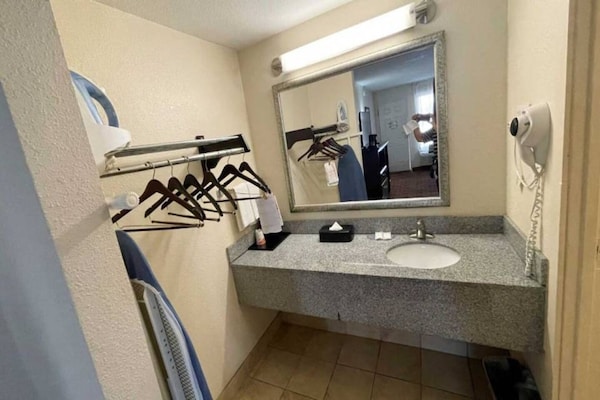 Foto van 1 kingsize bed | Badkuip met mobiel Nsmk Micfridg - Vakantiehuis in Oklahoma City OK - BathRoom