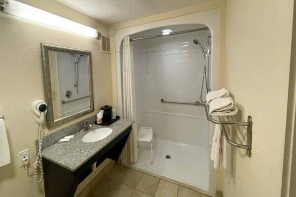 Foto van 1 kingsize bed | Badkuip met mobiel Nsmk Micfridg - Vakantiehuis in Oklahoma City OK - BathRoom