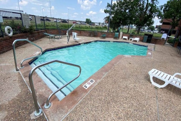 Foto van 1 kingsize bed | Rookvrij, koelkast - Vakantiehuis in Oklahoma City OK - Pool