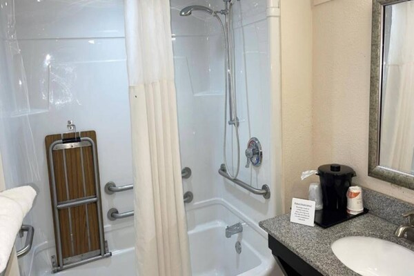Foto van 1 kingsize bed | Rookvrij, koelkast - Vakantiehuis in Oklahoma City OK - BathRoom