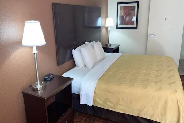 Foto van 1 kingsize bed | Roken toegestaan, aanwezig - Vakantiehuis in Oklahoma City OK - BedRoom