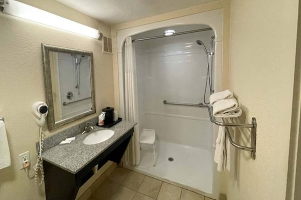 Foto van 1 kingsize bed | Roken toegestaan, aanwezig - Vakantiehuis in Oklahoma City OK - BathRoom