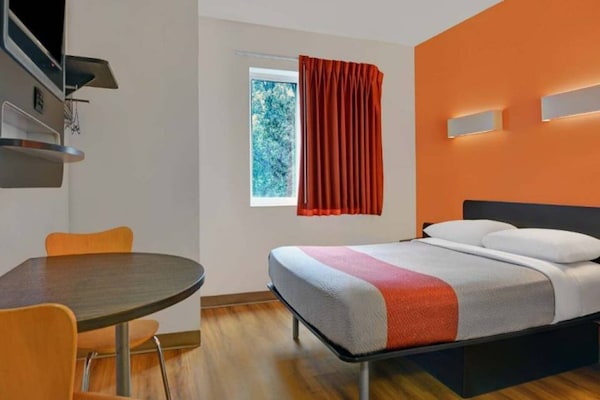 Foto van 1 tweepersoonsbed | Koelkast - Vakantiehuis in Orlando FL - BedRoom
