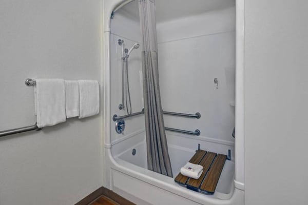Foto van 1 tweepersoonsbed | Koelkast - Vakantiehuis in Orlando FL - BathRoom