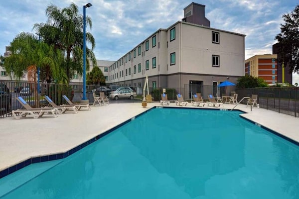 Foto van 1 tweepersoonsbed | Koelkast - Vakantiehuis in Orlando FL - Pool