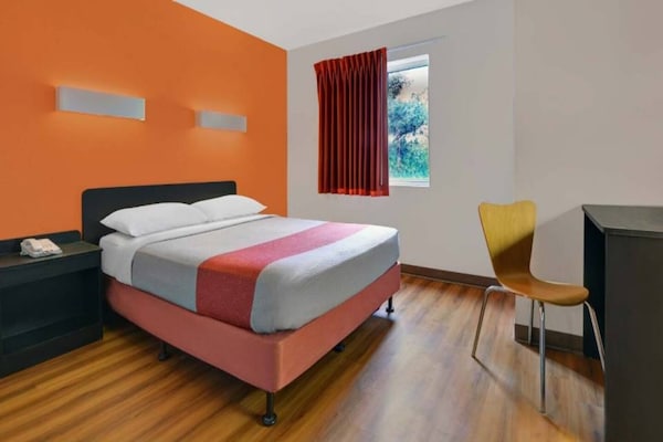 Foto van 1 tweepersoonsbed | Koelkast - Vakantiehuis in Orlando FL - BedRoom
