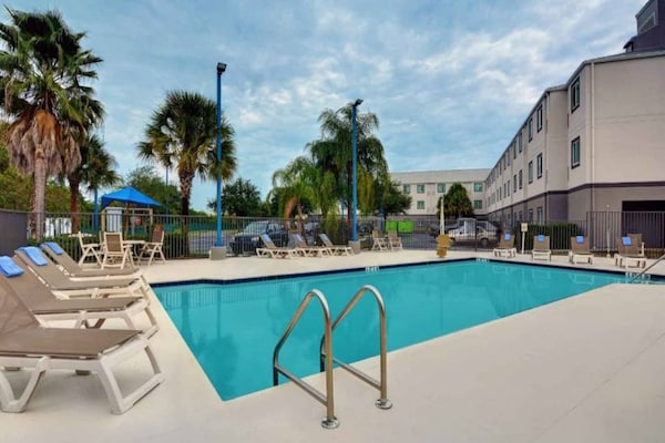 Foto van 1 tweepersoonsbed | Premium, Micfridge - Vakantiehuis in Orlando FL - Pool