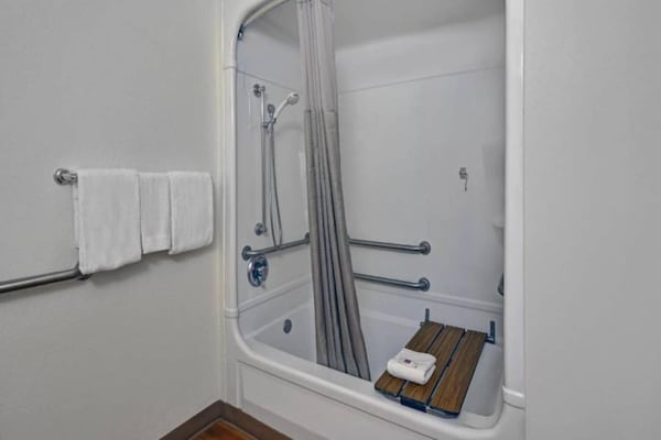 Foto van 1 tweepersoonsbed | Toegankelijk voor mindervaliden/bad - BathRoom