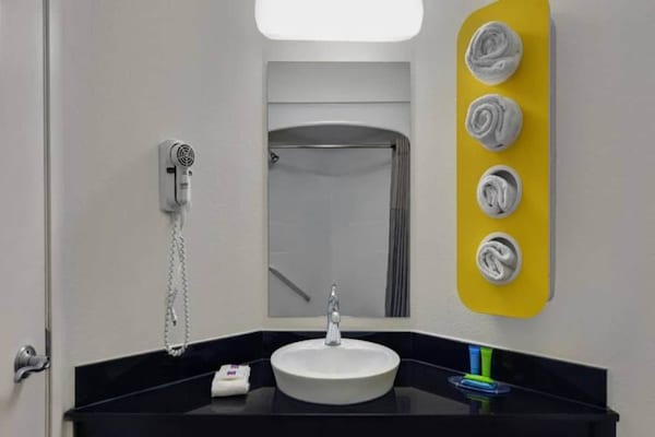 Foto van 1 tweepersoonsbed | Toegankelijk voor mindervaliden/bad - BathRoom