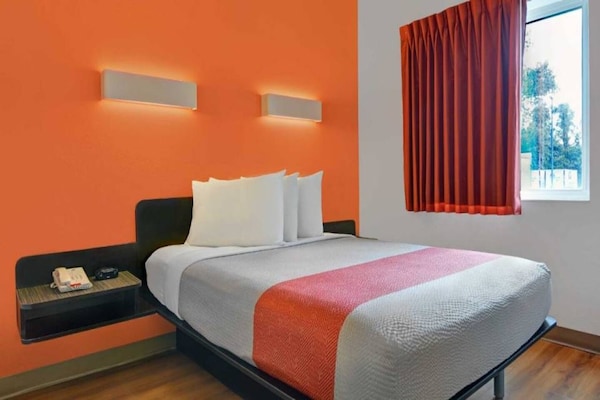 Foto van 1 tweepersoonsbed | Toegankelijk voor mindervaliden/bad - BedRoom