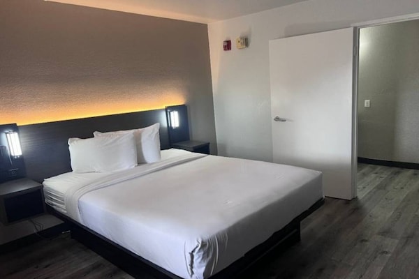 Foto van 1 tweepersoonsbed (Queensize) | Koelkast - Vakantiehuis in Orlando FL - BedRoom