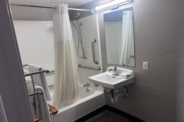Foto van 1 tweepersoonsbed (Queensize) | Koelkast - Vakantiehuis in Orlando FL - BedRoom