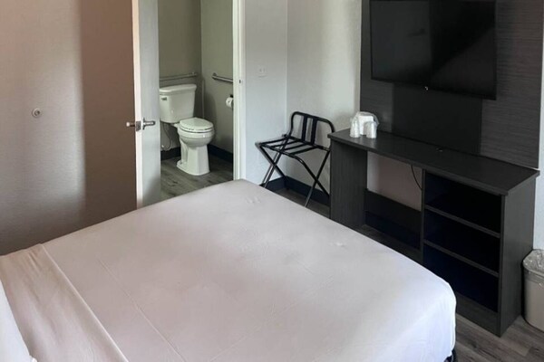 Foto van 1 tweepersoonsbed (Queensize) | Koelkast - Vakantiehuis in Orlando FL - BedRoom