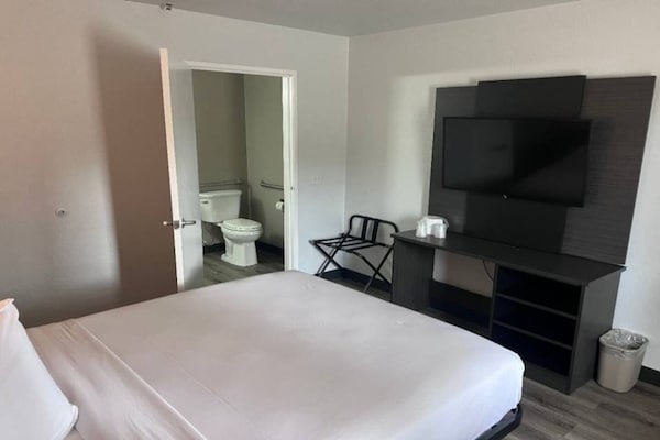 Foto van 1 tweepersoonsbed (Queensize) | Koelkast - Vakantiehuis in Orlando FL - BedRoom