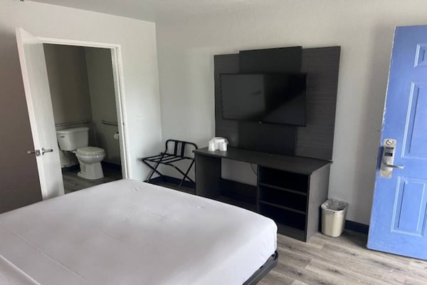 Foto van 1 tweepersoonsbed (Queensize) | Koelkast - Vakantiehuis in Orlando FL - BedRoom