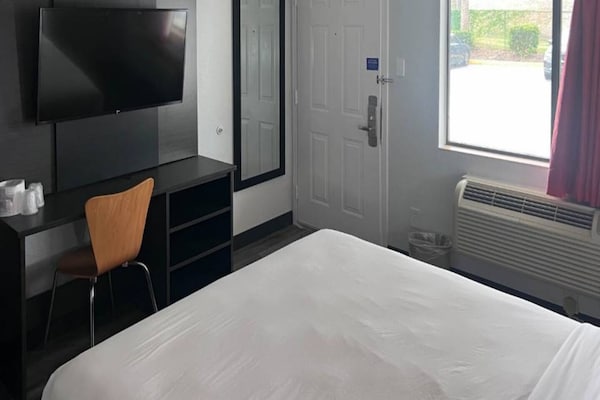 Foto van 1 tweepersoonsbed (Queensize) | Koelkast - Vakantiehuis in Orlando FL - BedRoom