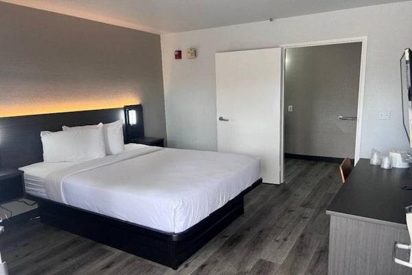 Foto van 1 tweepersoonsbed (Queensize) | Koelkast - Vakantiehuis in Orlando FL - BedRoom