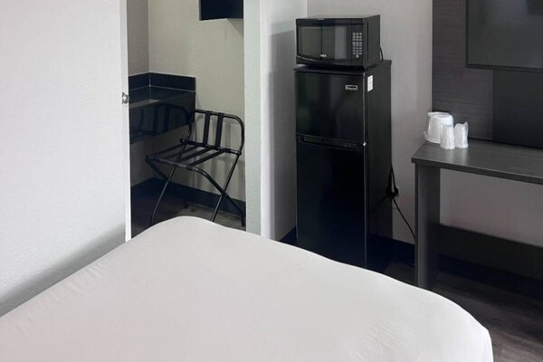 Foto van 1 tweepersoonsbed (Queensize) | Koelkast - Vakantiehuis in Orlando FL - BedRoom