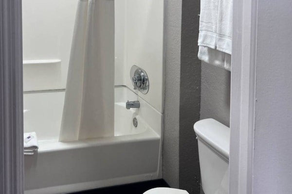 Foto van 1 tweepersoonsbed (Queensize) | Koelkast - Vakantiehuis in Orlando FL - BathRoom