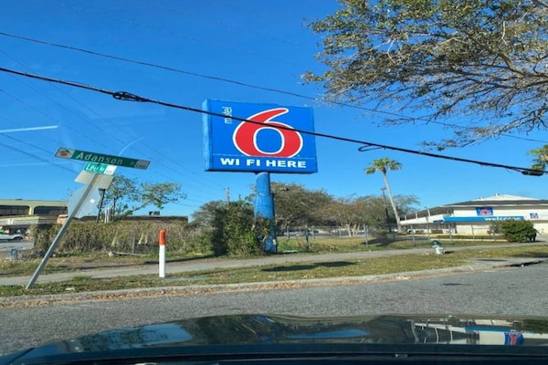 Foto van 1 tweepersoonsbed (Queensize) | Koelkast - Vakantiehuis in Orlando FL - Facilities