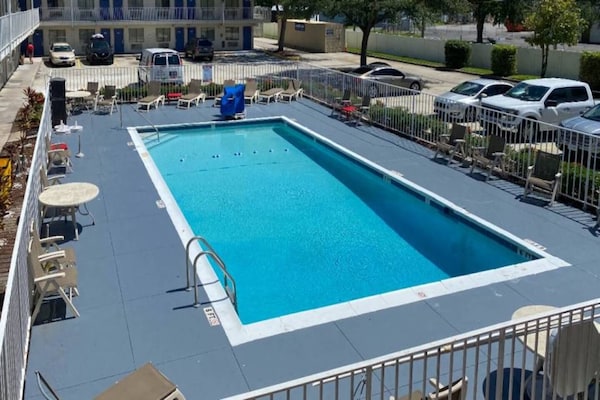 Foto van 1 tweepersoonsbed (Queensize) | Koelkast - Vakantiehuis in Orlando FL - Pool
