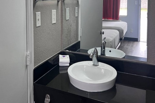 Foto van 1 tweepersoonsbed | Toegankelijk voor mindervaliden/badkuip/magnetron - BedRoom