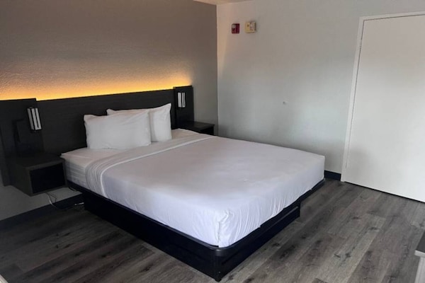 Foto van 1 tweepersoonsbed | Toegankelijk voor mindervaliden/badkuip/magnetron - BedRoom